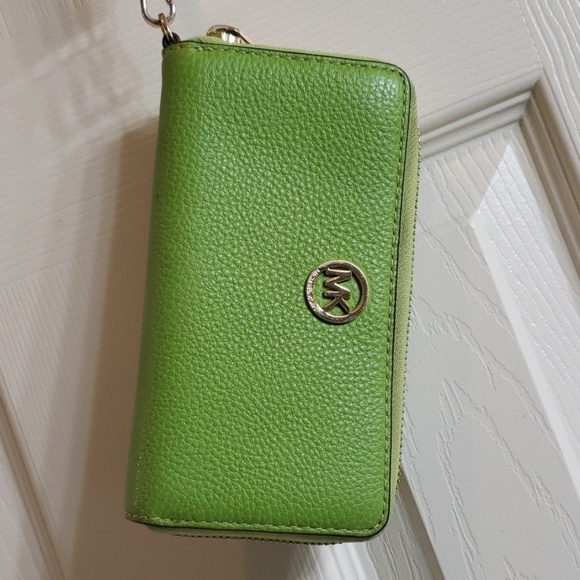 Michael Kors wristlet - Picture 1 of 6